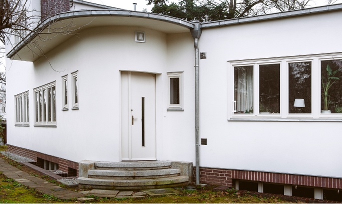 Powiększ obraz: Dom jednorodzinny nr 37, proj. Ludwig Moshamer, widok od strony wejścia (pn.), 2014
