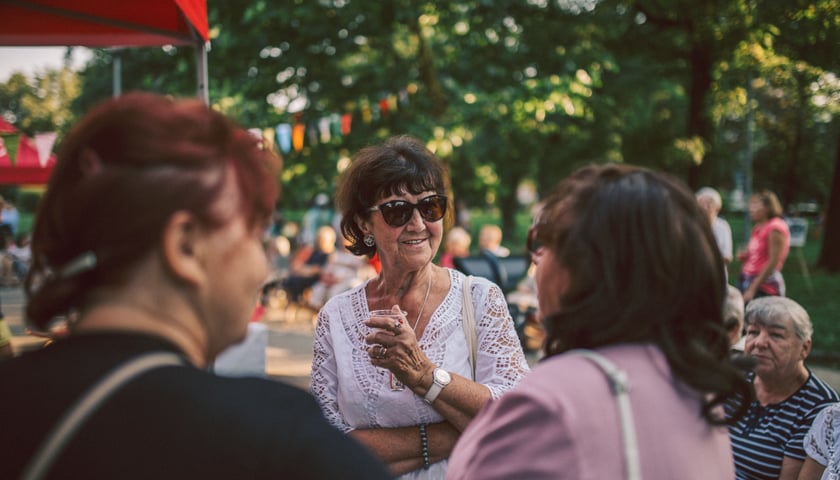 Powiększ obraz: Mikrogranty 2021, zajęcia taneczne dla seniorów. Zdjęcie ilustracyjne