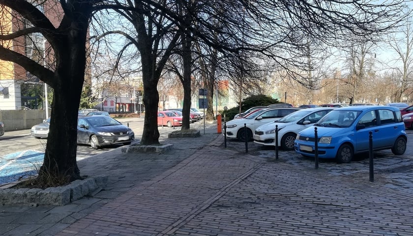 Parking przy ulicy Bernardyńskiej przed zmianą