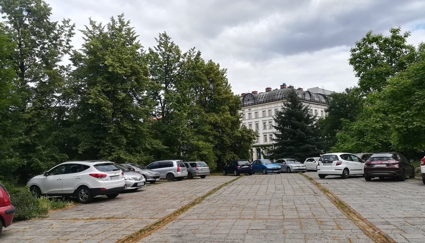 Parking przy ulicy Bernardyńskiej przed zmianą