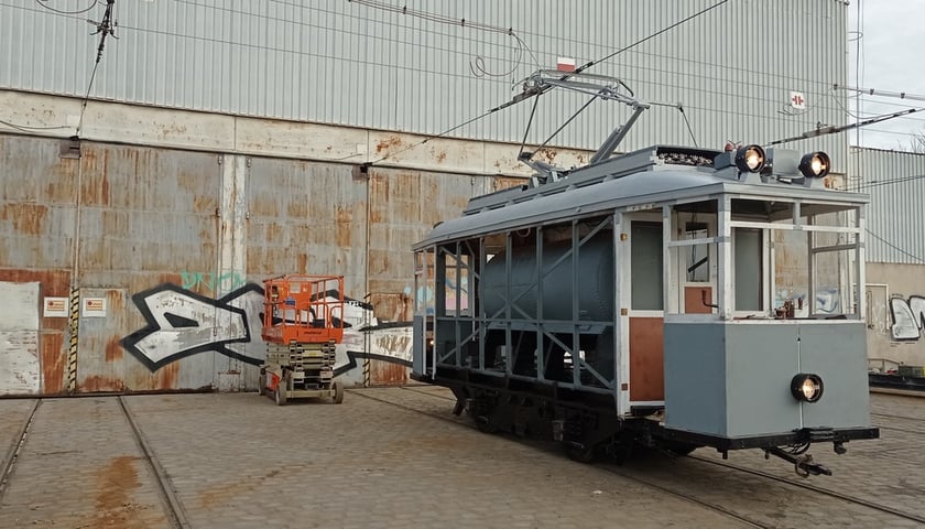 Powiększ obraz: Aktualny stan tramwaju-opryskiwacza ? po zakończeniu odtwarzania instalacji elektrycznej. Wagon jest już w stanie poruszać się w oparciu o pracę silników