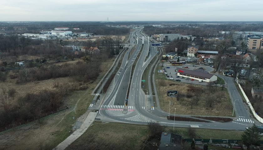 Powiększ obraz: Zdjęcie z lotu ptaka przedstawia obecny przebieg ulic u zbiegu Żmigrodzkiej, Kuklińskiego i Poświęckiej. W tym miejscu zacznie się projektowana aleja Północna.