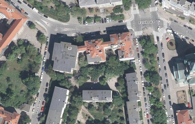 Powiększ obraz: Lokalizacja podwórek pomiędzy ulicami Sztabową, Pocztową, Sudecką, Wiśniową.