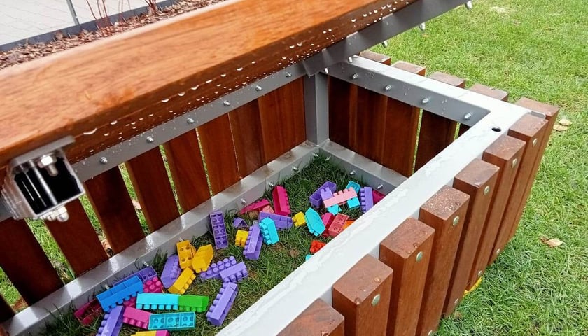 Powiększ obraz: skrzynia na zabawki na placu zabaw urządzonym na podwórku przy Pszennej