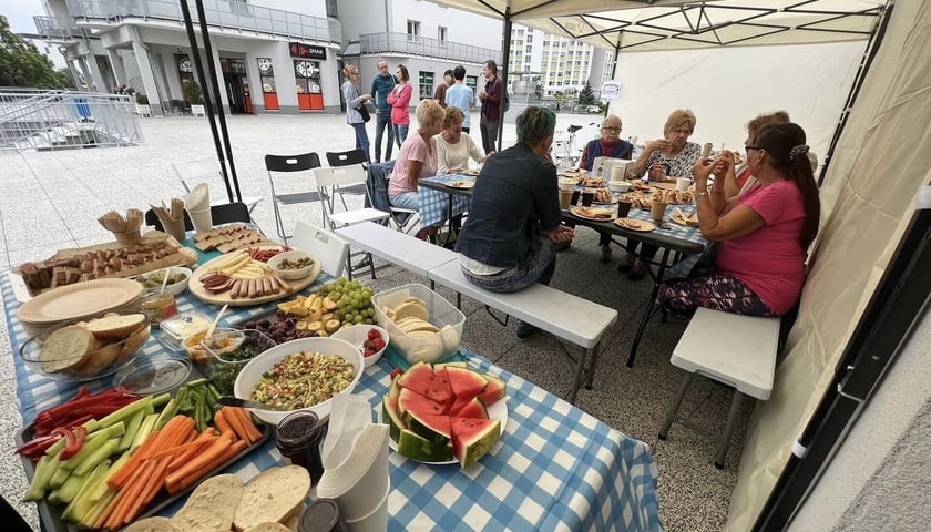 Powiększ obraz: śniadanie sąsiedzkie na Kozanowie, zorganizowane przez uczestników projektu WALL