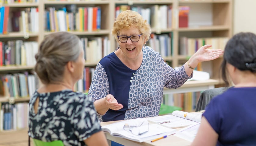 Powiększ obraz: Spotkanie w miejskiej bibliotece. Dr Anna Wawrykowicz prowadzi darmowe lekcje hiszpańskiego