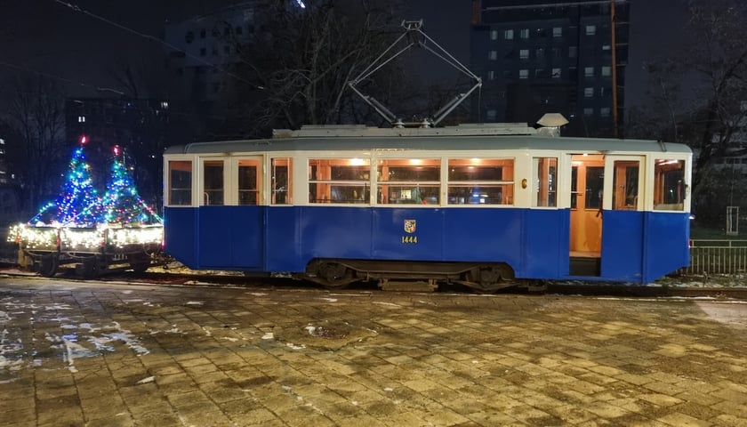 Powiększ obraz: <p>Zabytkowy tramwaj z choinkami świątecznymi na doczepie</p>