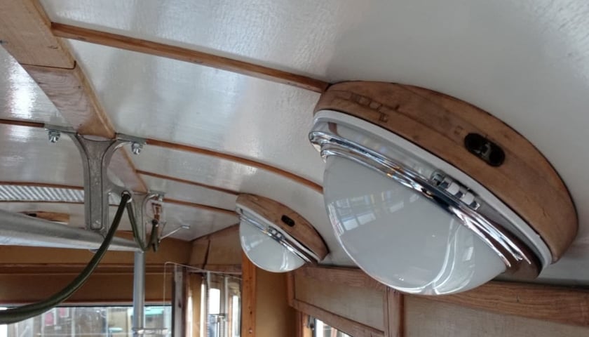 Stan po zakończeniu prac &ndash; zbliżenie lamp oraz uchwyt&oacute;w trzymających poręcz g&oacute;rną. Przez te uchwyty przechodzi także sznurek dzwonka wewnętrznego (27.12.2024)