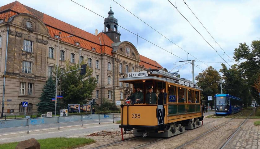 Wyremontowany tramwaj typu Maximum na ulucy Powstańc&oacute;w Śląskich we Wrocławiu