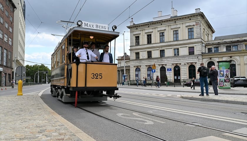 Powiększ obraz: Tramwaj Maximum z 1901 roku wyremontowany przez Klub Sympatyków Transportu Miejskiego