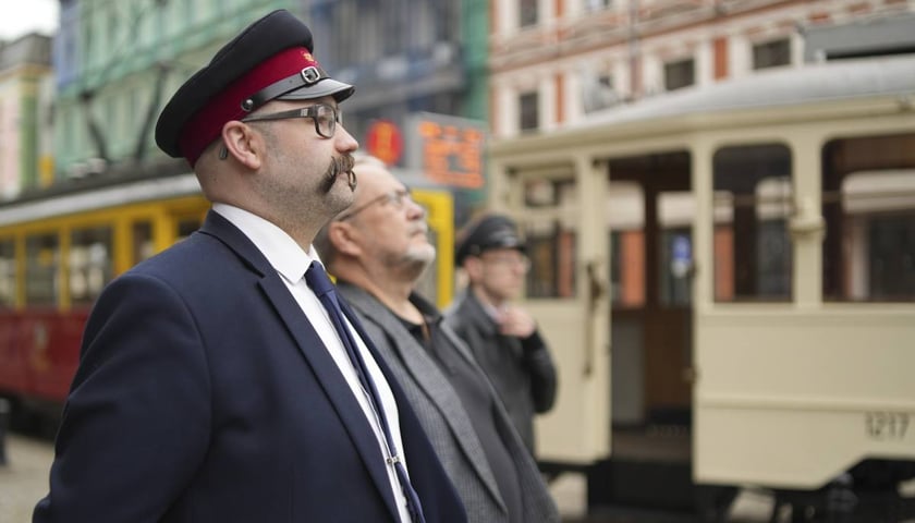 Tomasz Sielicki, historyk transportu miejskiego i motorniczy tramwaju w jednej osobie