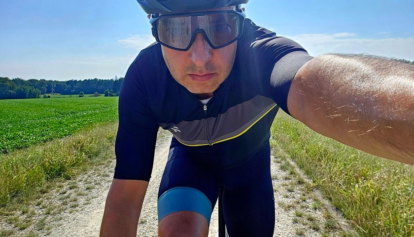 Powiększ obraz: <p>Jeden z uczestników Wyzwania rowerowego MPWiK w trakcie pokonywania kolejnych kilometrów.</p>