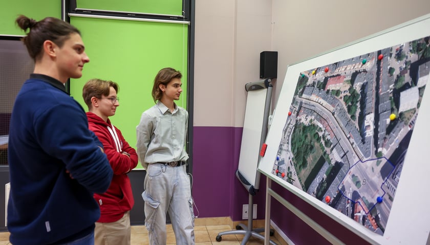 Powiększ obraz: Warsztaty konsultacyjne w sprawie zmian na ulicy Szczytnickiej, Wrocław, 3.12.2024. Na zdjęciu Maks, Filip i Jan z Zespołu Szkół nr 8