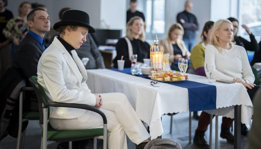 Powiększ obraz: <p>Otwarcie Centrum Edukacyjno-Treningowego przy placu Legionów 1-2. Wrocław, 15.01.2025. Wnętrze lokalu. Przy stoliku z lewej strony siedzi dwójka wrocławskich self-adwokatów.</p>