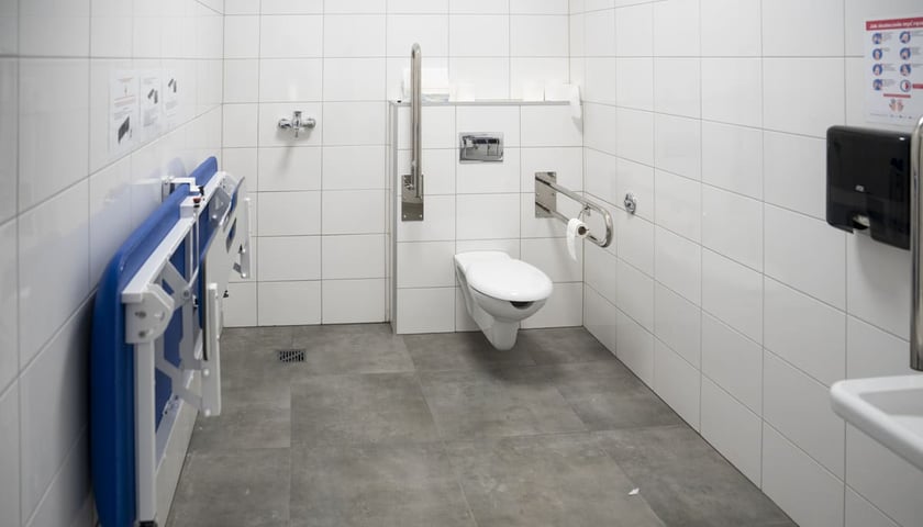 Otwarcie Centrum Edukacyjno-Treningowego przy placu Legion&oacute;w 1-2. Wrocław, 15.01.2025. Łazienka w CET dostosowana do potrzeb os&oacute;b z niepełnosprawnościami