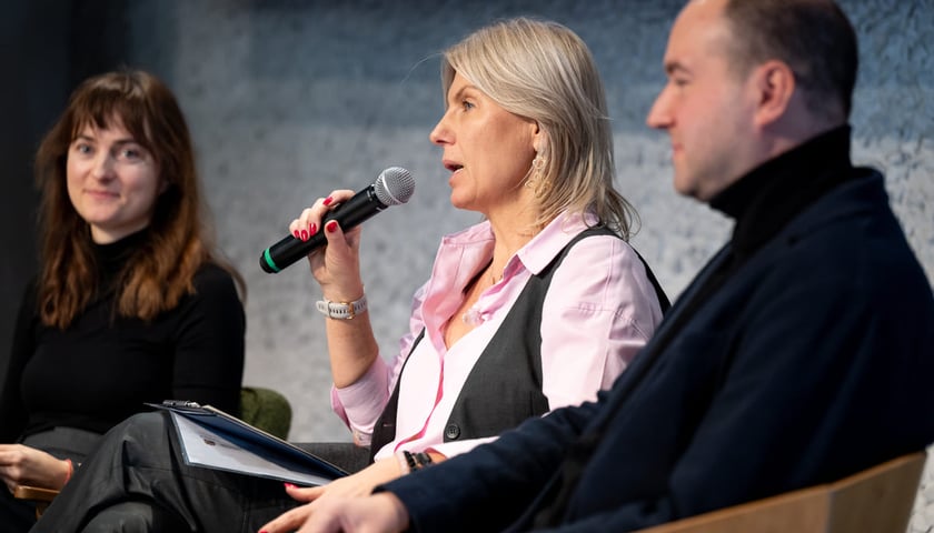 Powiększ obraz: <p>Dominika Kawalerowicz, Renata Granowska (przy mikrofonie) i Kazimierz Szepiela</p>