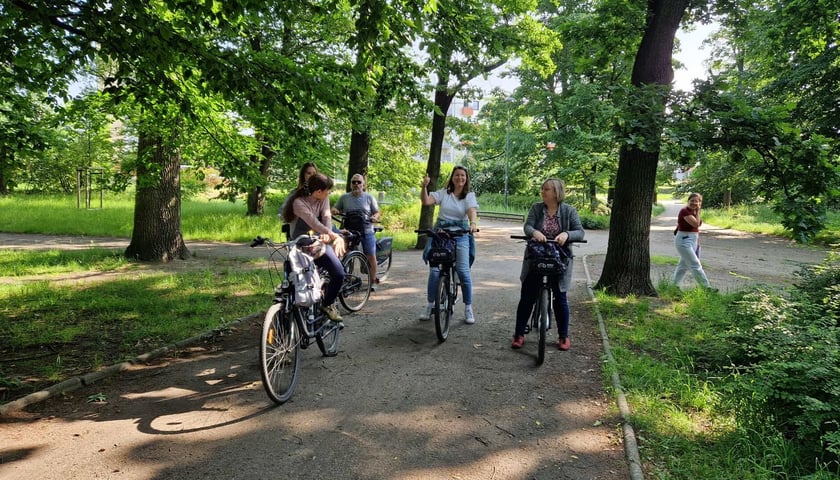 Powiększ obraz: <p>Park Grabiszyński zwiedzany na rowerach miejskich. Wizyta studyjna we Wrocławiu w ramach projektu GreenPlace.</p>