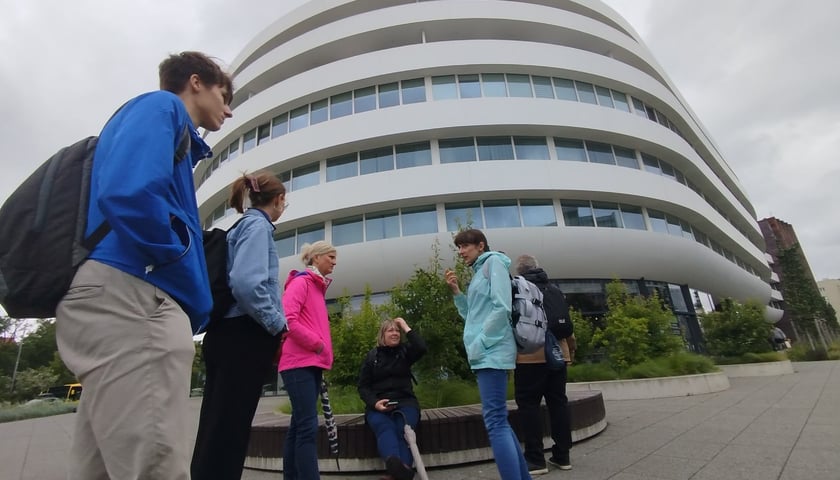 Powiększ obraz: <p>Zielone rozwiązania przy hotelu OVO. Wizyta studyjna we Wrocławiu w ramach projektu GreenPlace.</p>