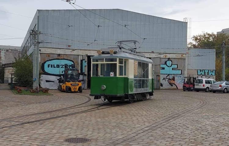 Powiększ obraz: <p>Odrestaurowany tramwaj-opryskiwacz</p>