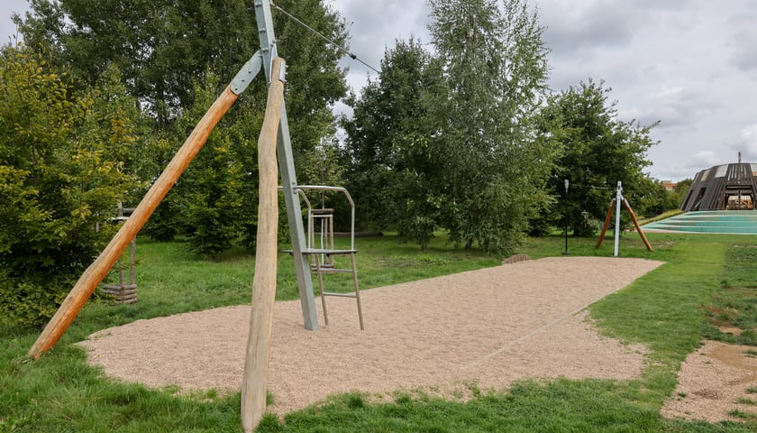 Powiększ obraz: Plac zabaw Średniowieczny Wrocław w parku Tysiąclecia.