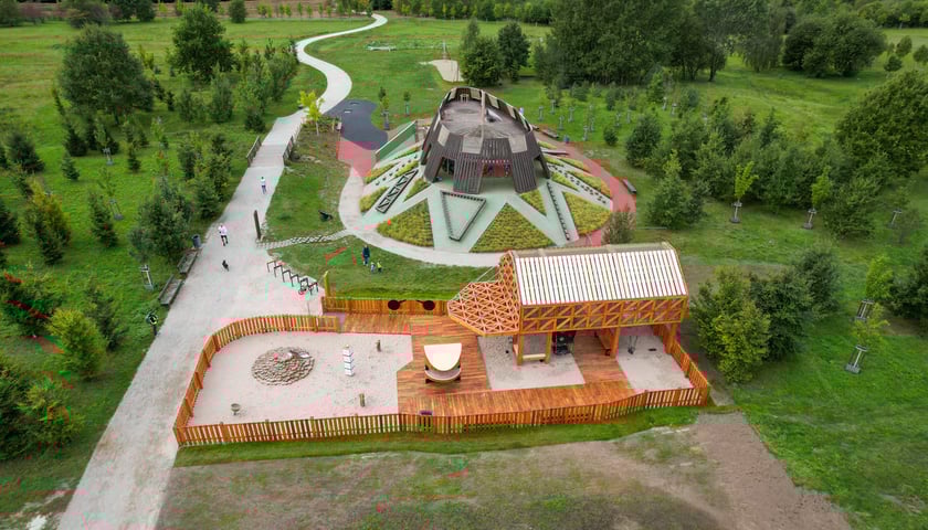 Powiększ obraz: Plac zabaw Średniowieczny Wrocław w parku Tysiąclecia.