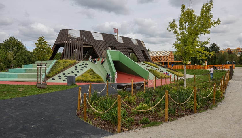 Powiększ obraz: Plac zabaw Średniowieczny Wrocław w parku Tysiąclecia.