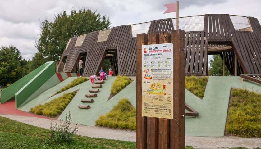 Powiększ obraz: <p>Plac zabaw Średniowieczny Wrocław w parku Tysiąclecia.</p>