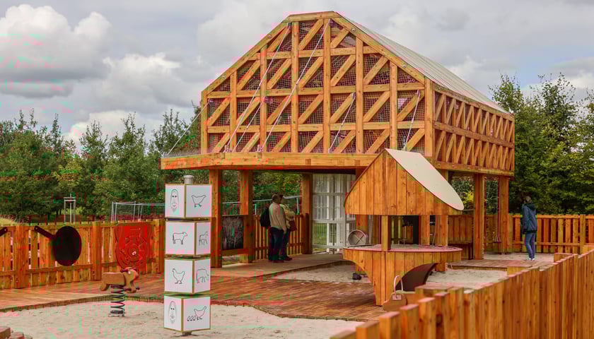 Powiększ obraz: Plac zabaw Średniowieczny Wrocław w parku Tysiąclecia.