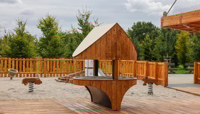 Powiększ obraz: Plac zabaw Średniowieczny Wrocław w parku Tysiąclecia.