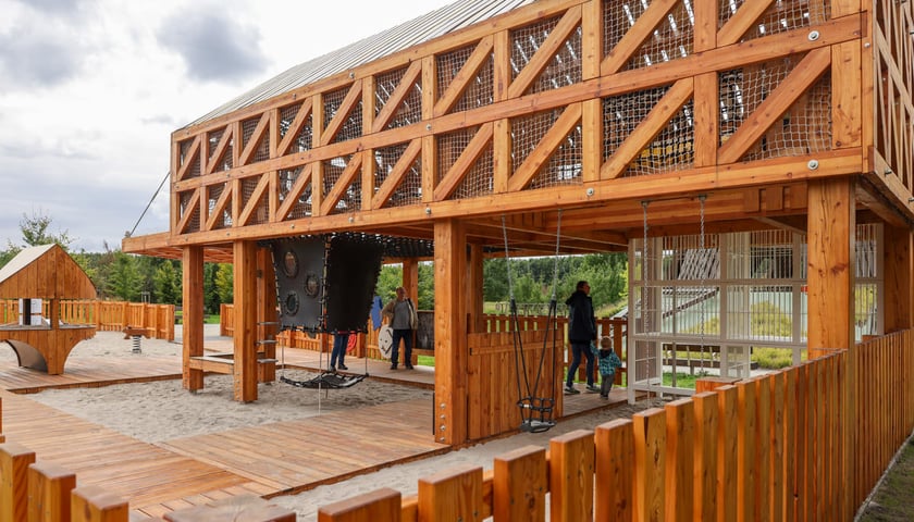 Powiększ obraz: Plac zabaw Średniowieczny Wrocław w parku Tysiąclecia.