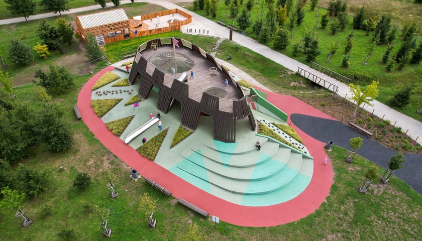 Powiększ obraz: Plac zabaw Średniowieczny Wrocław w parku Tysiąclecia.