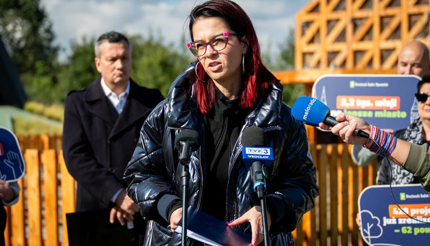 Powiększ obraz: <p>Briefing prasowy poświęcony rozpoczynającemu się 3.10.2025 głosowaniu w WBO 2025. Przy mikrofonie Magdalena Wdowiak-Urbańczyk, dyrektorka Departamentu Spraw Społecznych Urzędu Miejskiego Wrocławia. </p>