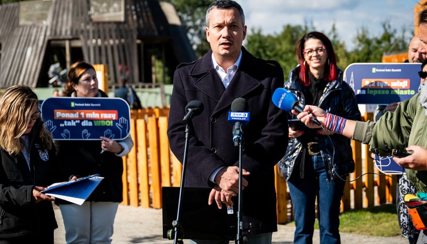 Powiększ obraz: <p>Briefing prasowy poświęcony rozpoczynającemu się 3.10.2025 głosowaniu w WBO 2025. Przy mikrofonie Sebastian Wolsczak, zastępca dyrektora Wydziału Partycypacji Społecznej Urzędu Miejskiego Wrocławia. </p>