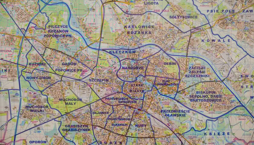 Powiększ obraz: <p>Fragment mapy Wrocławia z zaznaczonym aktualnym podziałem na jednostki pomocnicze.</p>