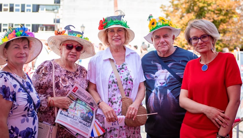 Powiększ obraz: Starszaki z Kozanowa na Wrocławskich Dniach Seniora z redaktor naczelną Wroclaw.pl Mariolą Szczyrbą
