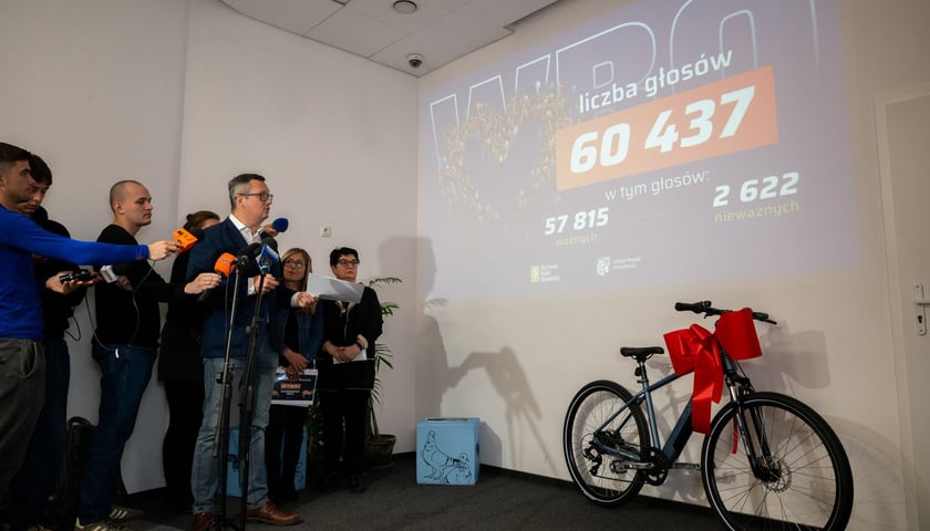 Powiększ obraz: Sebastian Wolszczak z Wydziału Partycypacji Urzędu Miejskiego Wrocławia w Strefie Partycypacji Odlot prezentuje wyniki głosowania WBO 2025