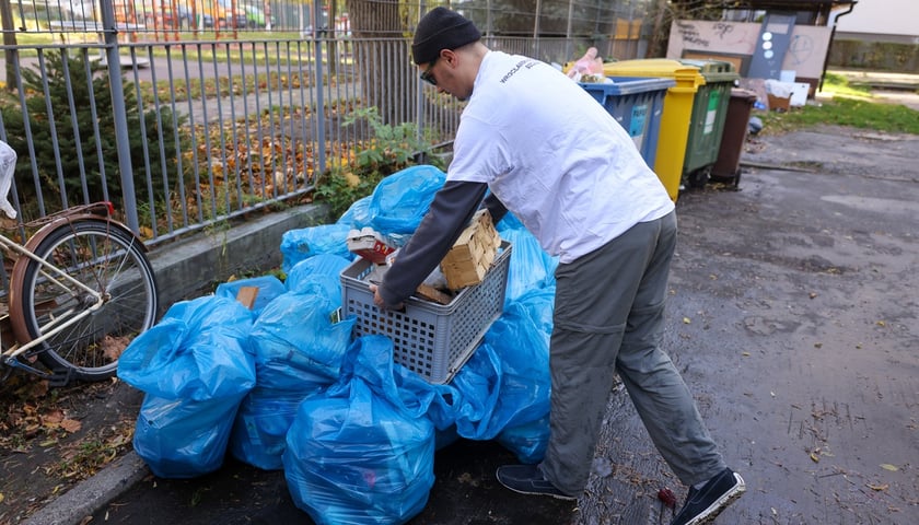 Pracownik Wrocławskiej Sp&oacute;łdzielni Socjalnej w trakcie sprzątania pustostanu