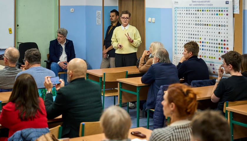 Powiększ obraz: Spotkanie informacyjne podczas którego Monika Kozłowska-Święconek, dyrektorka Wydziału Mobilności Miejskiej UMW, przedstawiała wynik konsultacji oraz decyzje, które zostały podjęte w sprawie tramwaju przez Klecinę i rozbudowy dróg