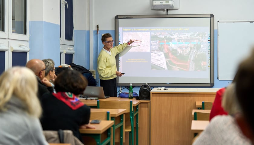 Powiększ obraz: Spotkanie informacyjne podczas którego Monika Kozłowska-Święconek, dyrektorka Wydziału Mobilności Miejskiej UMW, przedstawiała wynik konsultacji oraz decyzje, które zostały podjęte w sprawie tramwaju przez Klecinę i rozbudowy dróg