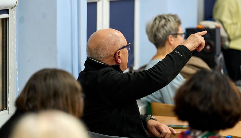 Powiększ obraz: Spotkanie informacyjne podczas którego Monika Kozłowska-Święconek, dyrektorka Wydziału Mobilności Miejskiej UMW, przedstawiała wynik konsultacji oraz decyzje, które zostały podjęte w sprawie tramwaju przez Klecinę i rozbudowy dróg