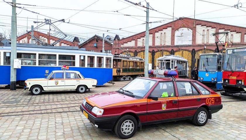 Powiększ obraz: <p>Tramwajowe Mikołajki w zajezdni Popowice, zdjęcie archiwalne.</p>