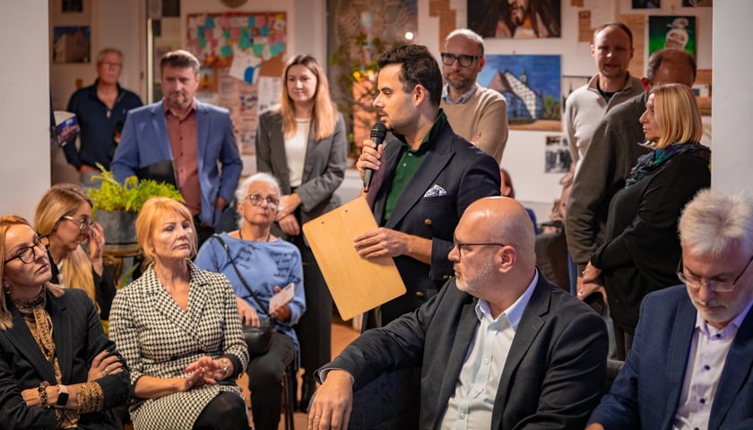 Powiększ obraz: Spotkanie mieszkańców z przedstawicielami magistratu w poniedziałek 8 grudnia w Centrum Aktywności Lokalnej przy Swojczyckiej 118