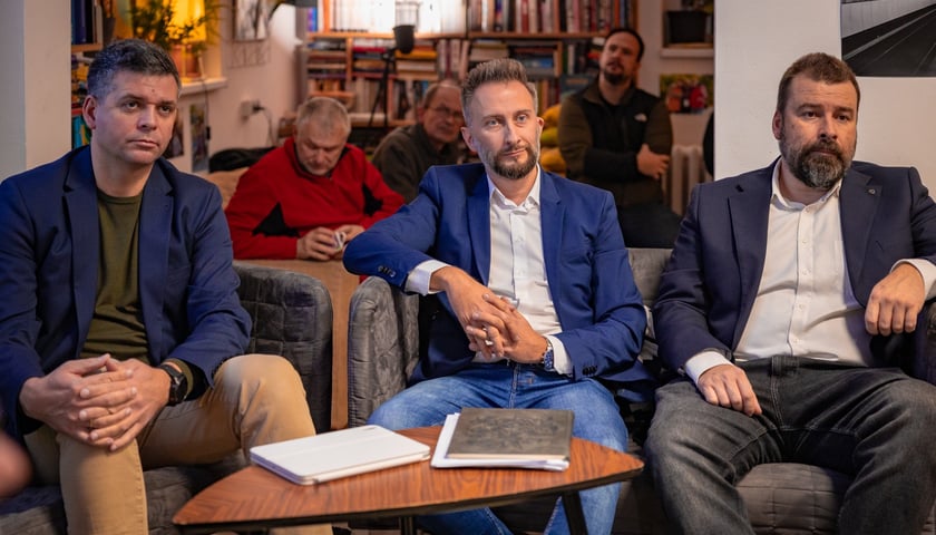 Powiększ obraz: Przemysław Nowicki z MPK Wrocław, Dawid Barabasz z Wydziału Transportu i Paweł Karpiński z Ekosystemu na spotkaniu z mieszkańcami na Swojczycach