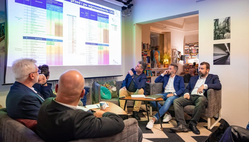 Powiększ obraz: Spotkanie mieszkańców z przedstawicielami magistratu w poniedziałek 8 grudnia w Centrum Aktywności Lokalnej przy Swojczyckiej 118