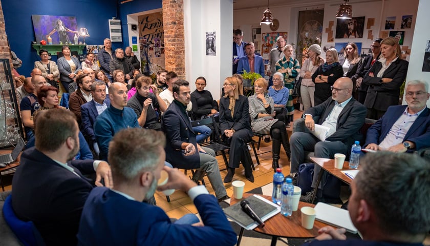 Powiększ obraz: Spotkanie mieszkańców z przedstawicielami magistratu w poniedziałek 8 grudnia w Centrum Aktywności Lokalnej przy Swojczyckiej 118