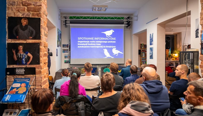 Powiększ obraz: Spotkanie mieszkańców z przedstawicielami magistratu w poniedziałek 8 grudnia w Centrum Aktywności Lokalnej przy Swojczyckiej 118