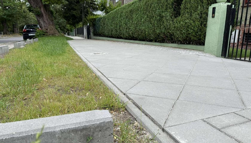 Wyremontowany chodnik przy al. Odkrywc&oacute;w.