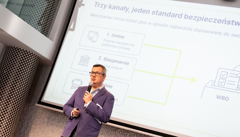 Powiększ obraz: <p>Konferencja prasowa WBO 2026. Wrocław, 21.01.2026. Przy mikrofonie Sebastian Wolszczak, zastępca dyrektora Wydziału Partycypacji Społecznej UMW.</p>