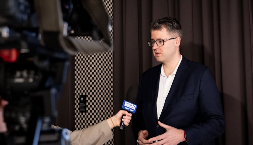 Powiększ obraz: <p>Konferencja prasowa WBO 2026. Wrocław, 21.01.2026. Przy mikrofonie Adrian Staniszewski, wiceprezes ARAW-u.</p>