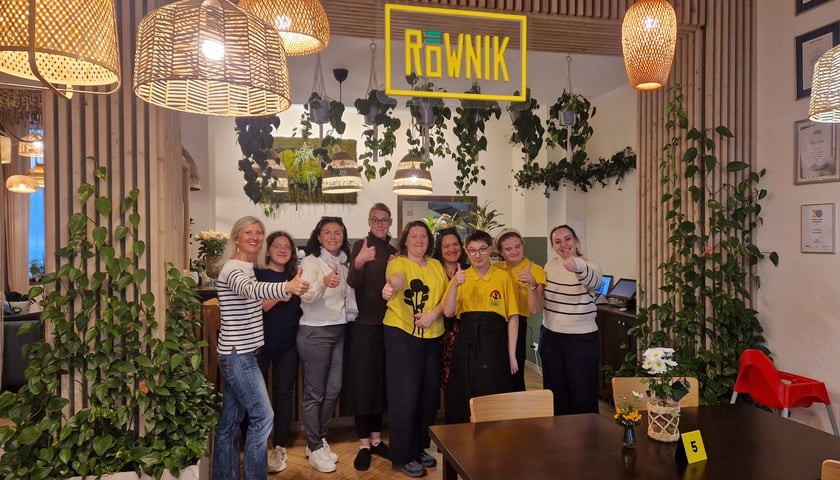 Powiększ obraz: <p>Wizyta studyjna delegacji z Bukaresztu we Wrocławiu w ramach projektu GreenPlace. Wizyta w Cafe R&oacute;wnik.</p>